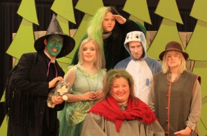 Ensemble: Therese Hägg, Jimmy Johansson, Elin Persson, Vince Vettainen, Linda Oja och Anna-Karin Raattamaa.